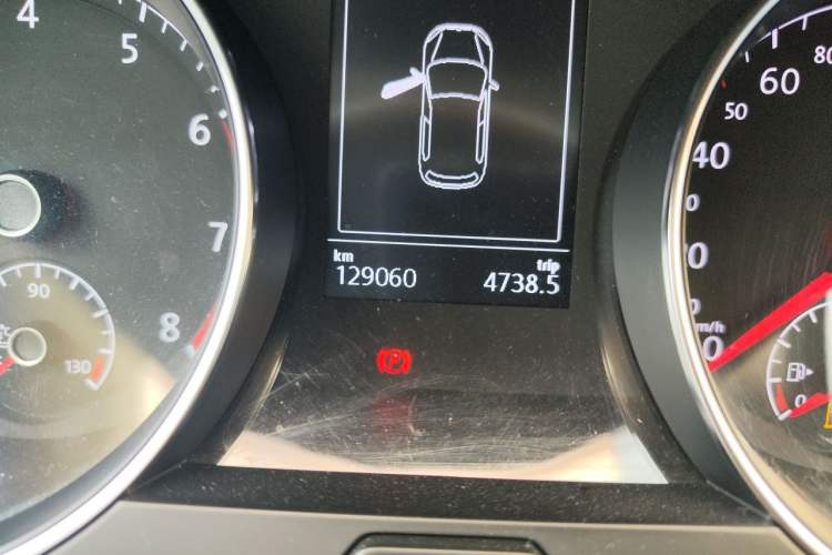 Used Volkswagen Golf 2015 1.4TSI Automatic Luxury Model Odometer Close Up