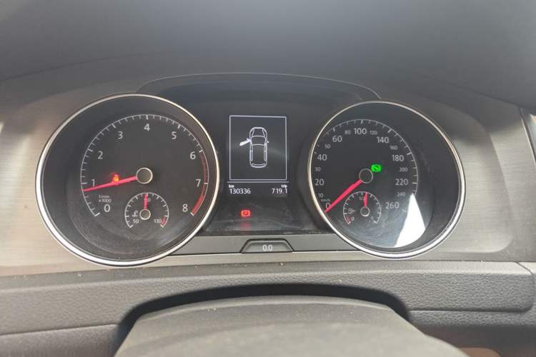 Used Volkswagen Golf 2015 1.6L Automatic Comfort Model Odometer Close Up