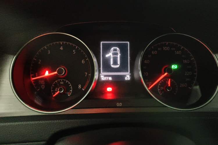 Used Volkswagen Golf 2015 1.4TSI Automatic Luxury Model Odometer Close Up
