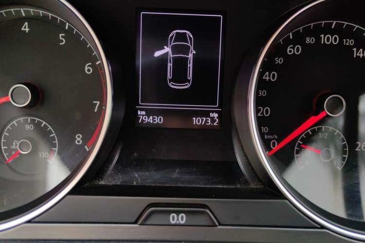 Used Volkswagen Golf 2015 1.4TSI Automatic Comfort Model Odometer Close Up