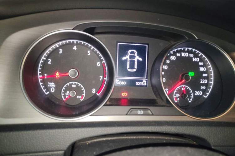 Used Volkswagen Golf 2015 1.4TSI Automatic Luxury Model Odometer Close Up