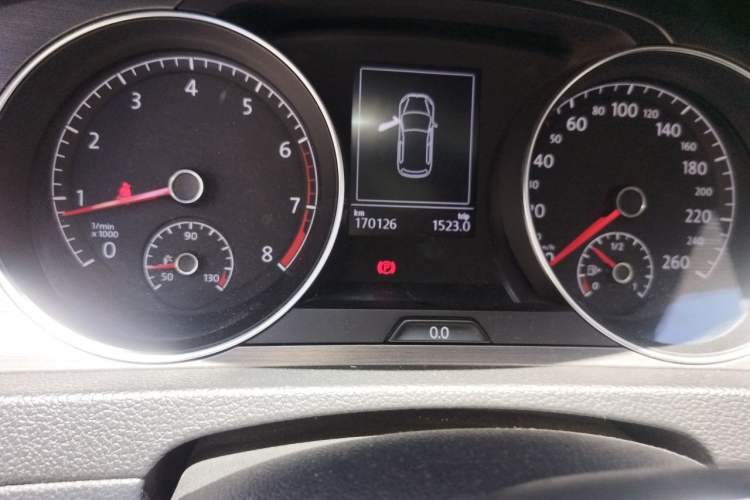 Used Volkswagen Golf 2015 1.4TSI Automatic Comfort Model Odometer Close Up