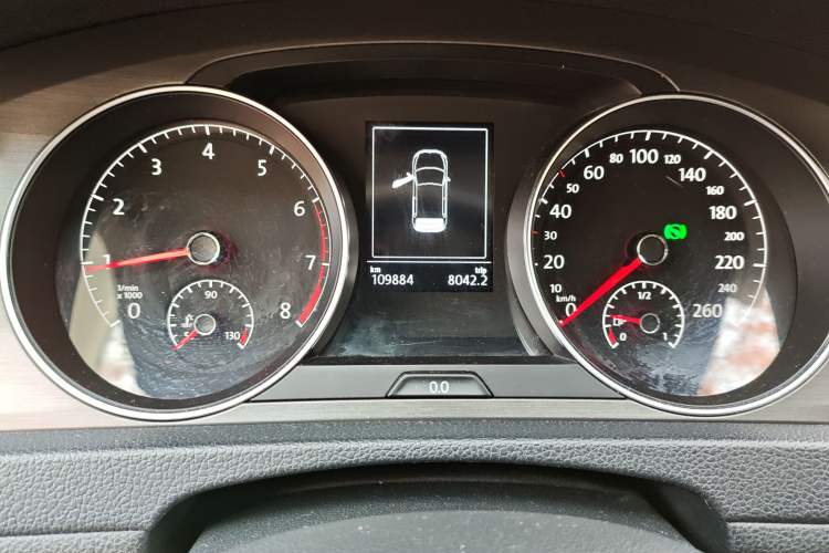 Used Volkswagen Golf 2015 1.4TSI Automatic Comfort Model Odometer Close Up