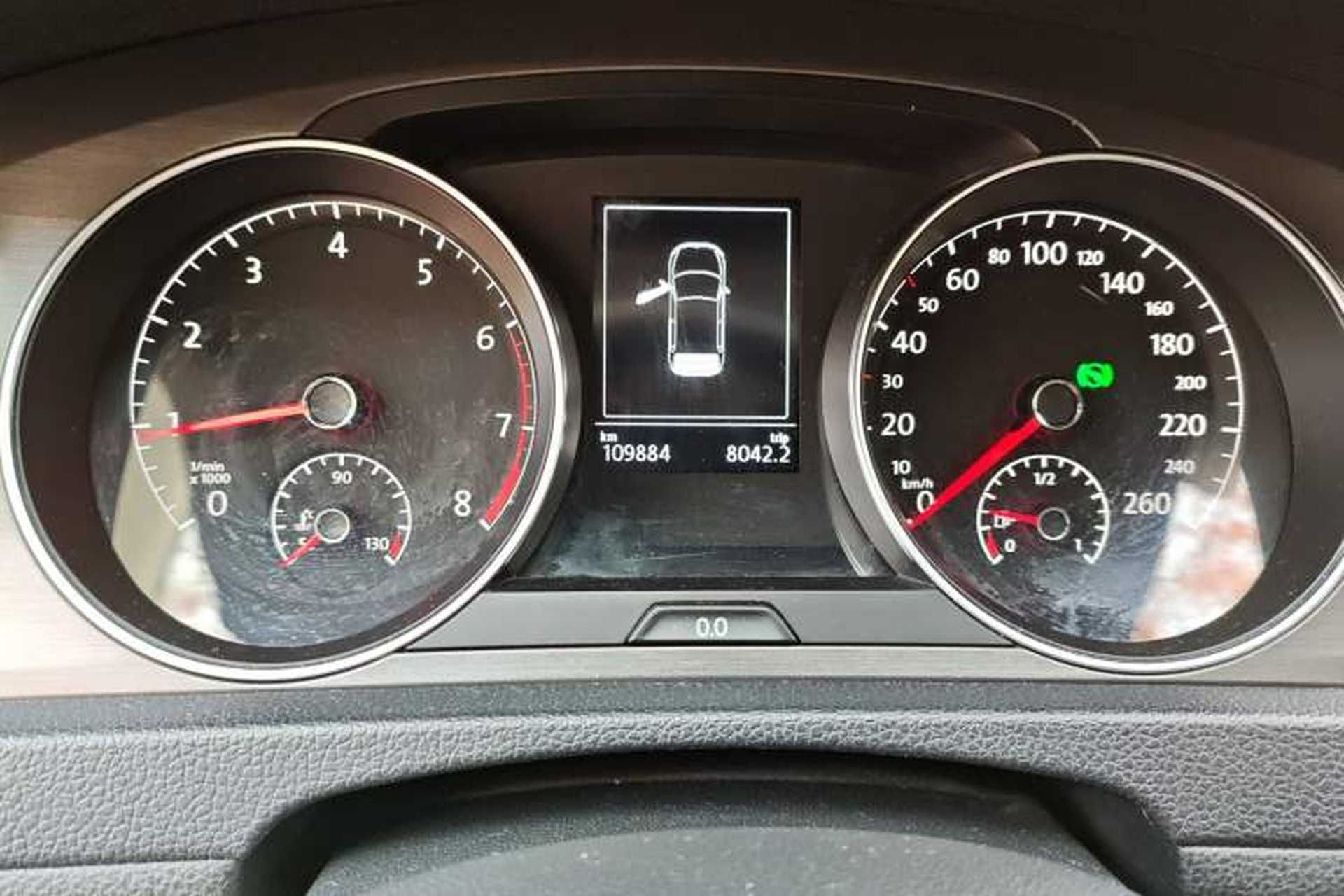 Used Volkswagen Golf 2015 1.4TSI Automatic Comfort Model Odometer Close Up