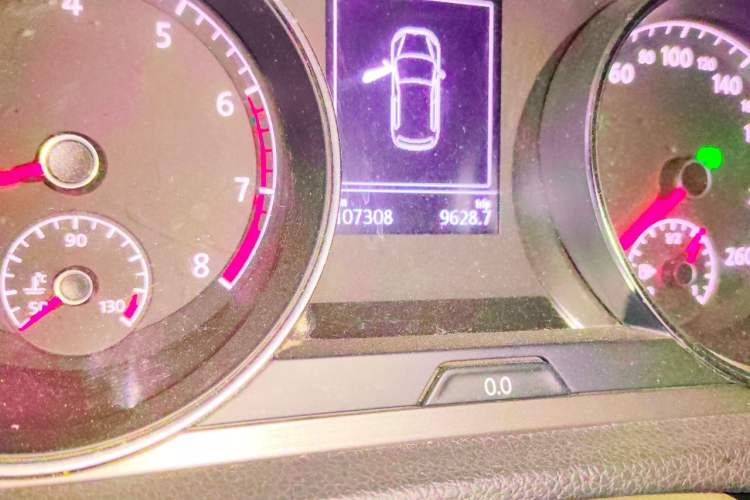 Used Volkswagen Golf 2015 1.4TSI Automatic Comfort Model Odometer Close Up