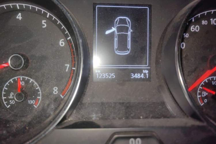 Used Volkswagen Golf 2015 1.4TSI Automatic Comfort Model Odometer Close Up