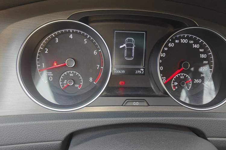 Used Volkswagen Golf 2015 1.4TSI Automatic Luxury Model Odometer Close Up