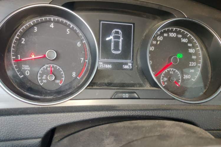Used Volkswagen Golf 2015 1.4TSI Automatic Comfort Model Odometer Close Up