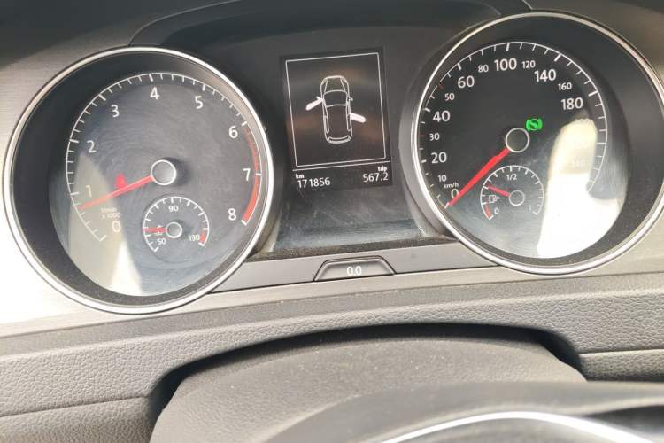 Used Volkswagen Golf 2015 1.4TSI Automatic Comfort Model Odometer Close Up