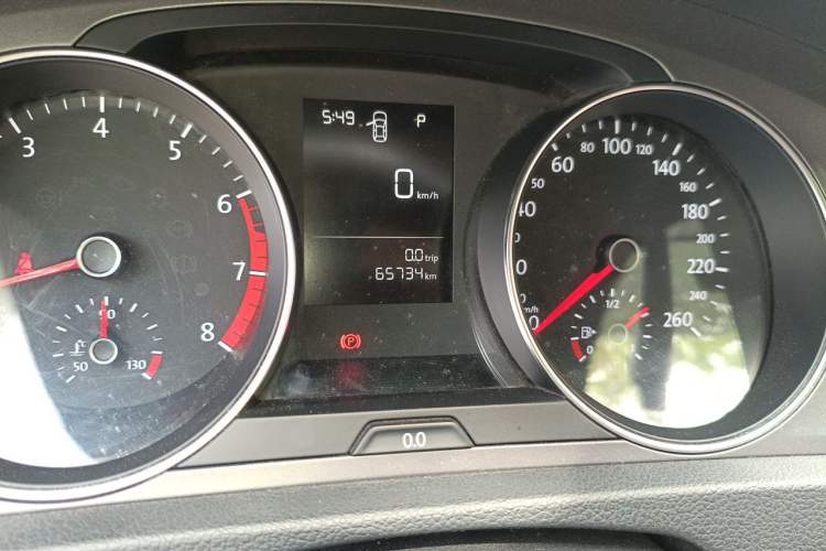 Used Volkswagen Golf 2015 1.6L Automatic Fashion Model Odometer Close Up