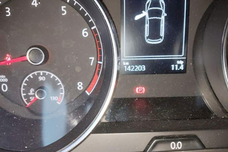 Used Volkswagen Golf 2015 1.4TSI Automatic Comfort Model Odometer Close Up