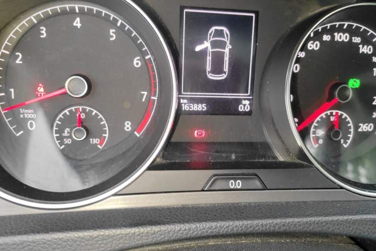 Used Volkswagen Golf 2015 1.4TSI Automatic Comfort Model Odometer Close Up
