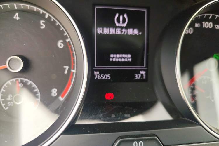 Used Volkswagen Golf 2015 1.4TSI Automatic Comfort Model Odometer Close Up