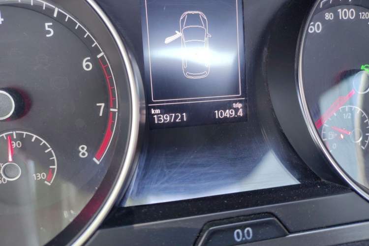 Used Volkswagen Golf 2015 1.4TSI Automatic Comfort Model Odometer Close Up
