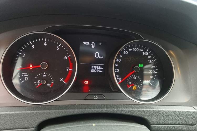 Used Volkswagen Golf 2015 1.6L Automatic Fashion Model Odometer Close Up