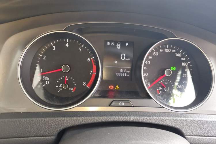 Used Volkswagen Golf 2015 1.6L Automatic Fashion Model Odometer Close Up