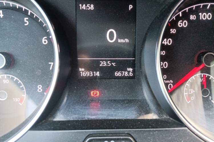 Used Volkswagen Golf 2015 1.4TSI Automatic Comfort Model Odometer Close Up