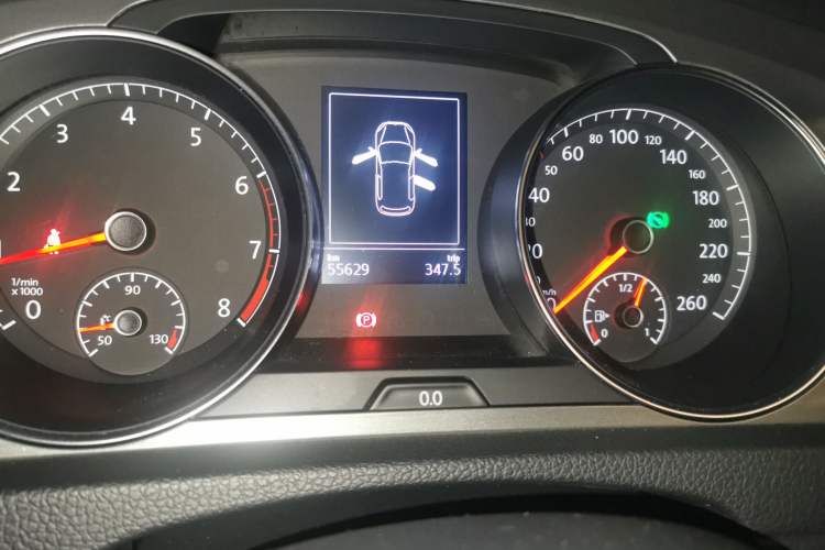Used Volkswagen Golf 2015 1.4TSI Automatic Comfort Model Odometer Close Up