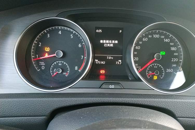 Used Volkswagen Golf 2015 1.4TSI Automatic Luxury Model Odometer Close Up