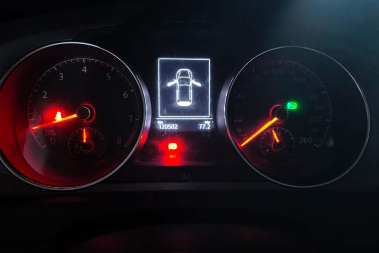 Used Volkswagen Golf 2015 1.4TSI Automatic Comfort Model Odometer Close Up