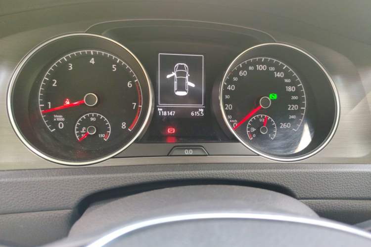 Used Volkswagen Golf 2015 1.4TSI Automatic Comfort Model Odometer Close Up