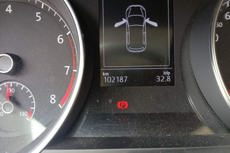 Used Volkswagen Golf 2015 1.4TSI Automatic Comfort Model Odometer Close Up