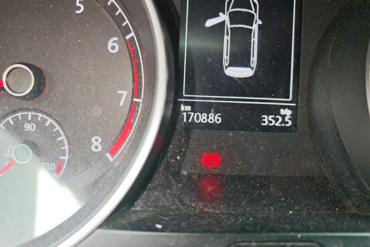 Used Volkswagen Golf 2015 1.4TSI Comfort Travel Edition Odometer Close Up