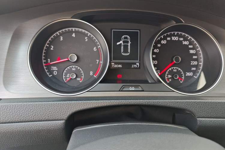 Used Volkswagen Golf 2015 1.4TSI Manual Comfort Model Odometer Close Up