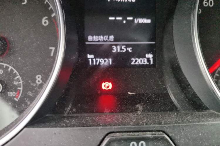 Used Volkswagen Golf 2015 1.6L Automatic Comfort Model Odometer Close Up