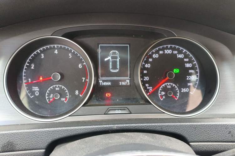 Used Volkswagen Golf 2015 1.4TSI Automatic Comfort Model Odometer Close Up