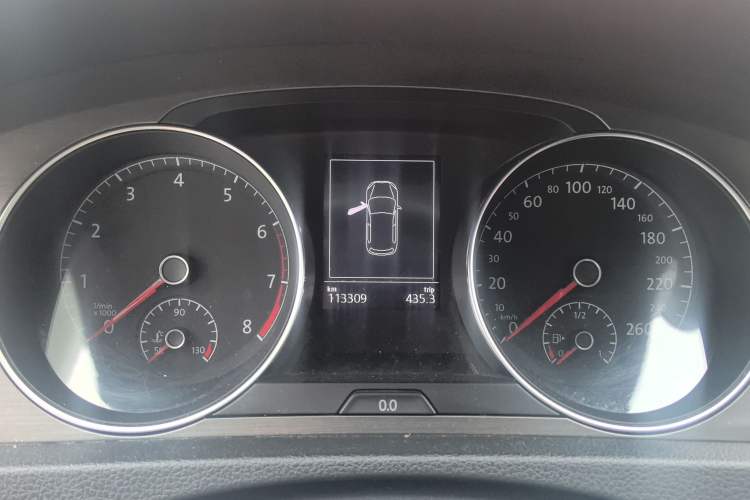 Used Volkswagen Golf 2015 1.4TSI Automatic Comfort Model Odometer Close Up