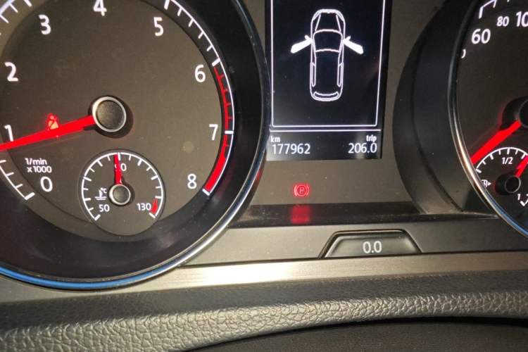 Used Volkswagen Golf 2015 1.4TSI Automatic Luxury Model Odometer Close Up