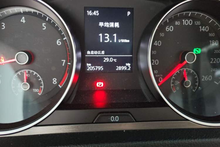 Used Volkswagen Golf 2015 1.4TSI Automatic Comfort Model Odometer Close Up