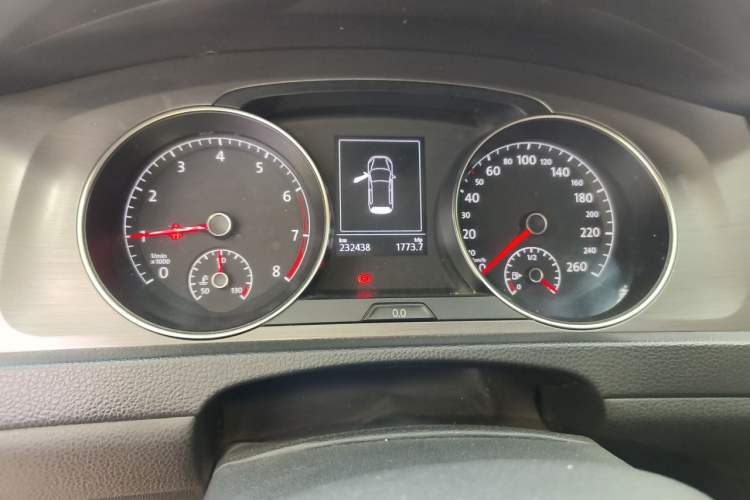 Used Volkswagen Golf 2015 1.4TSI Automatic Luxury Model Odometer Close Up