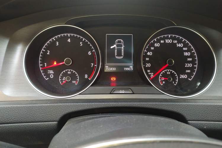 Used Volkswagen Golf 2015 1.4TSI Automatic Luxury Model Odometer Close Up