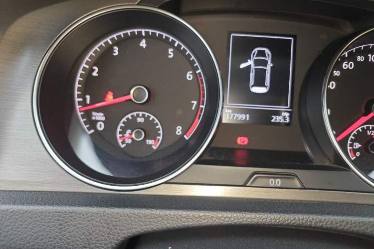 Used Volkswagen Golf 2015 1.4TSI Automatic Luxury Model Odometer Close Up