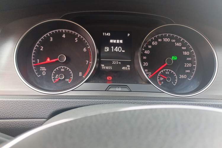 Used Volkswagen Golf 2015 1.4TSI Automatic Comfort Model Odometer Close Up