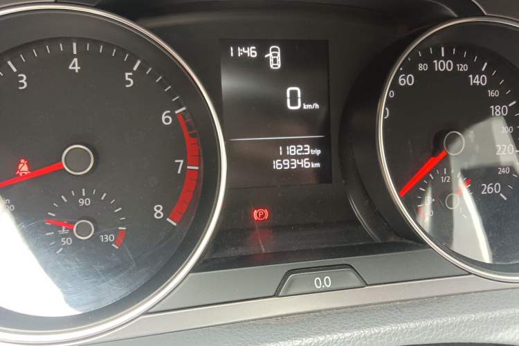 Used Volkswagen Golf 2015 1.6L Manual Fashion Edition Odometer Close Up