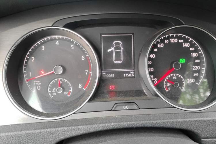 Used Volkswagen Golf 2015 1.4TSI Automatic Comfort Model Odometer Close Up