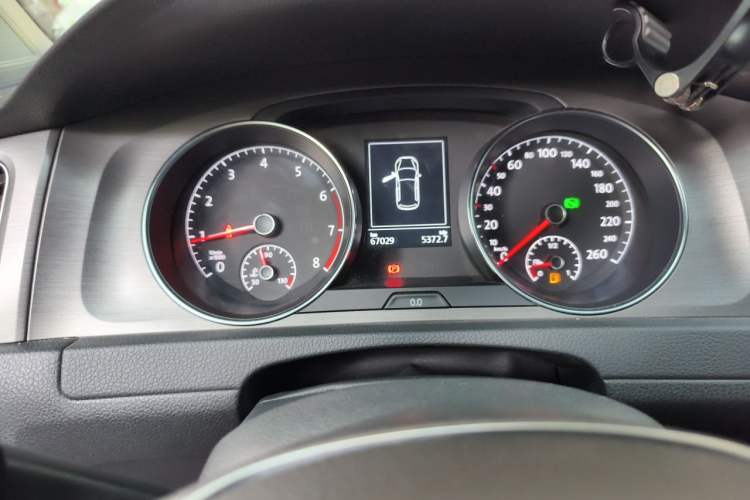 Used Volkswagen Golf 2015 1.4TSI Automatic Comfort Model Odometer Close Up