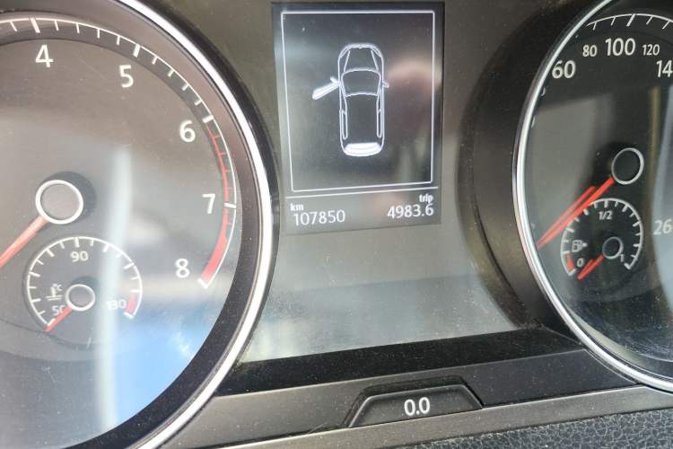 Used Volkswagen Golf 2015 1.4TSI Automatic Luxury Model Odometer Close Up