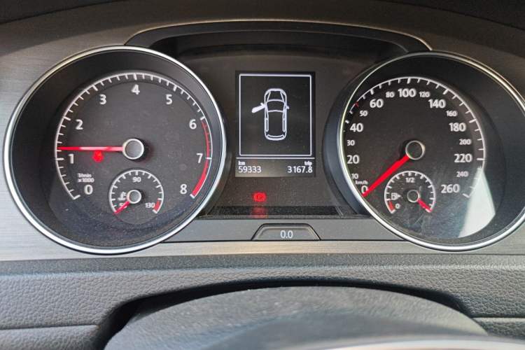 Used Volkswagen Golf 2015 1.4TSI Automatic Comfort Model Odometer Close Up