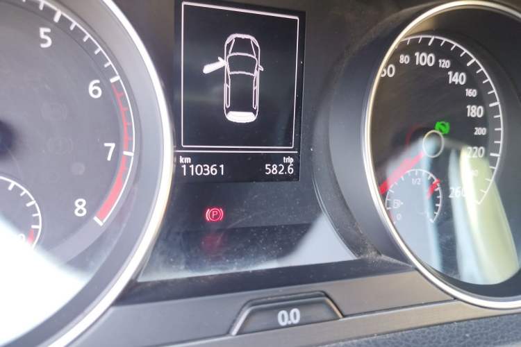Used Volkswagen Golf 2015 1.4TSI Automatic Comfort Model Odometer Close Up
