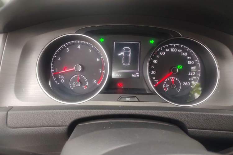 Used Volkswagen Golf 2015 1.4TSI Automatic Comfort Model Odometer Close Up