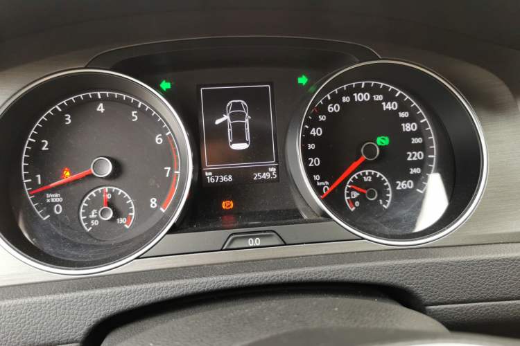 Used Volkswagen Golf 2015 1.4TSI Automatic Comfort Model Odometer Close Up
