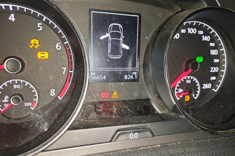 Used Volkswagen Golf 2015 1.4TSI Automatic Luxury Model Odometer Close Up