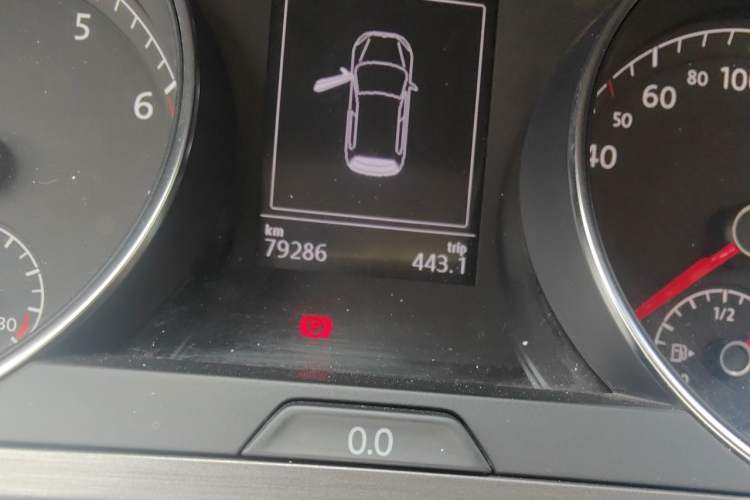 Used Volkswagen Golf 2015 1.4TSI Automatic Luxury Model Odometer Close Up