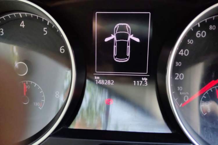 Used Volkswagen Golf 2015 1.6L Automatic Comfort Model Odometer Close Up