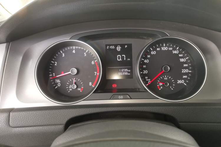 Used Volkswagen Golf 2015 1.6L Automatic Fashion Model Odometer Close Up