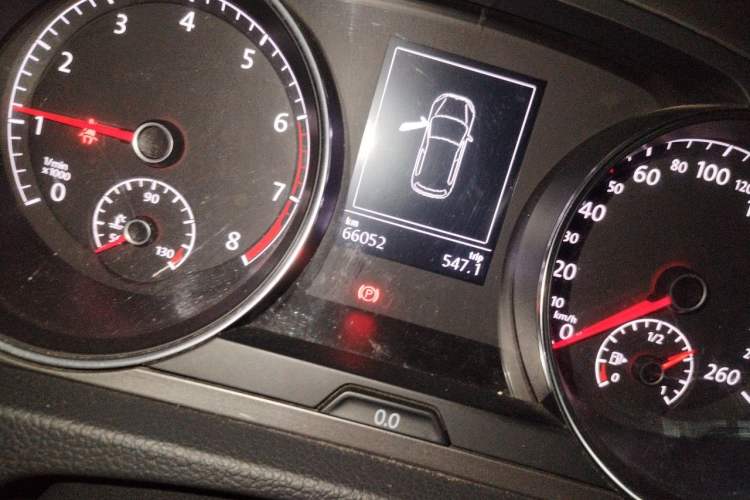 Used Volkswagen Golf 2015 1.4TSI Automatic Luxury Model Odometer Close Up